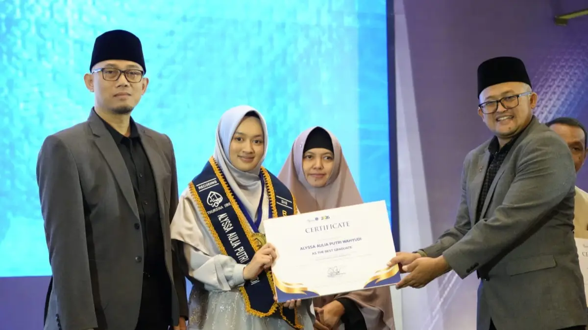 LULUSAN TERBAIK – Alyssa Aulia Putri Wahyudi menerima penghargaan sebagai lulusan terbaik pada Graduation Day Thursina IIBS 2026.