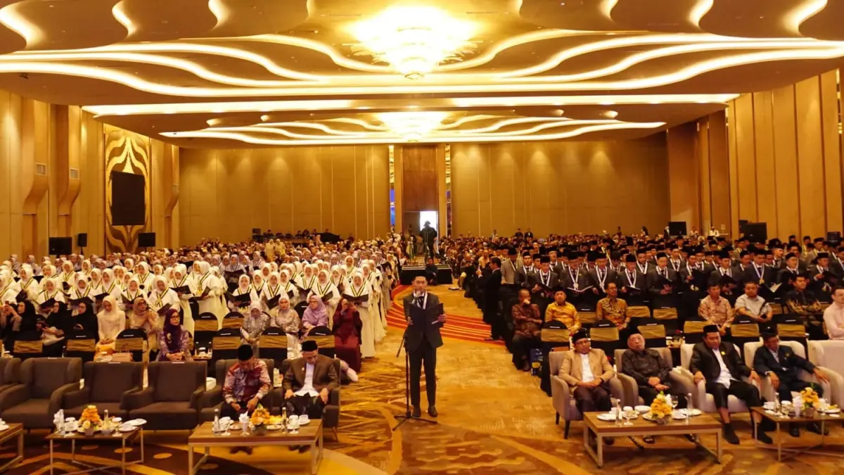 PEMBACAAN IKRAR: Wisudawan Thursina IIBS angkatan 2026 mengikuti pembacaan ikrar sebagai bagian dari prosesi Graduation Day.