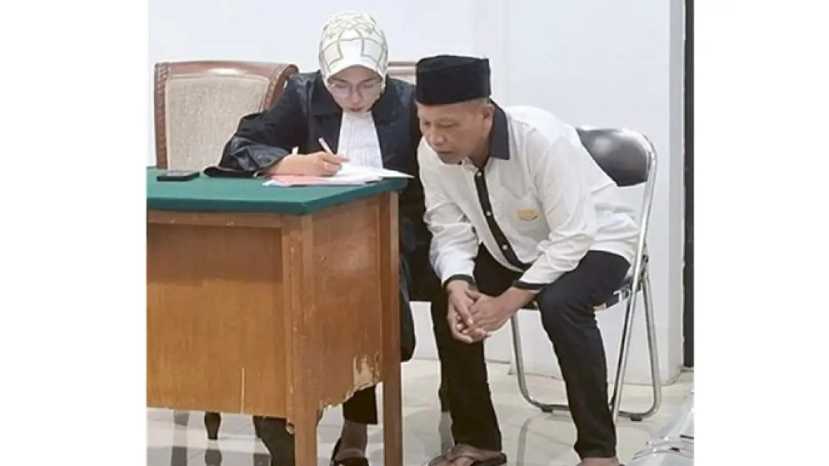 PEMBUNUHAN BERENCANA: Fadeli Amin, 54, warga Desa Krebet, Kecamatan Bululawang menjalani sidang di Pengadilan Negeri (PN) Kepanjen.
