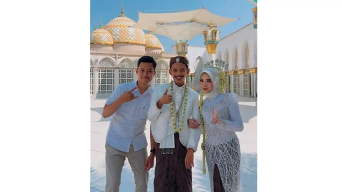 PUAS: Tim Weddingmu.id foto bersama pengantin yang baru saja melangsungkan akad nikah beberapa waktu lalu.