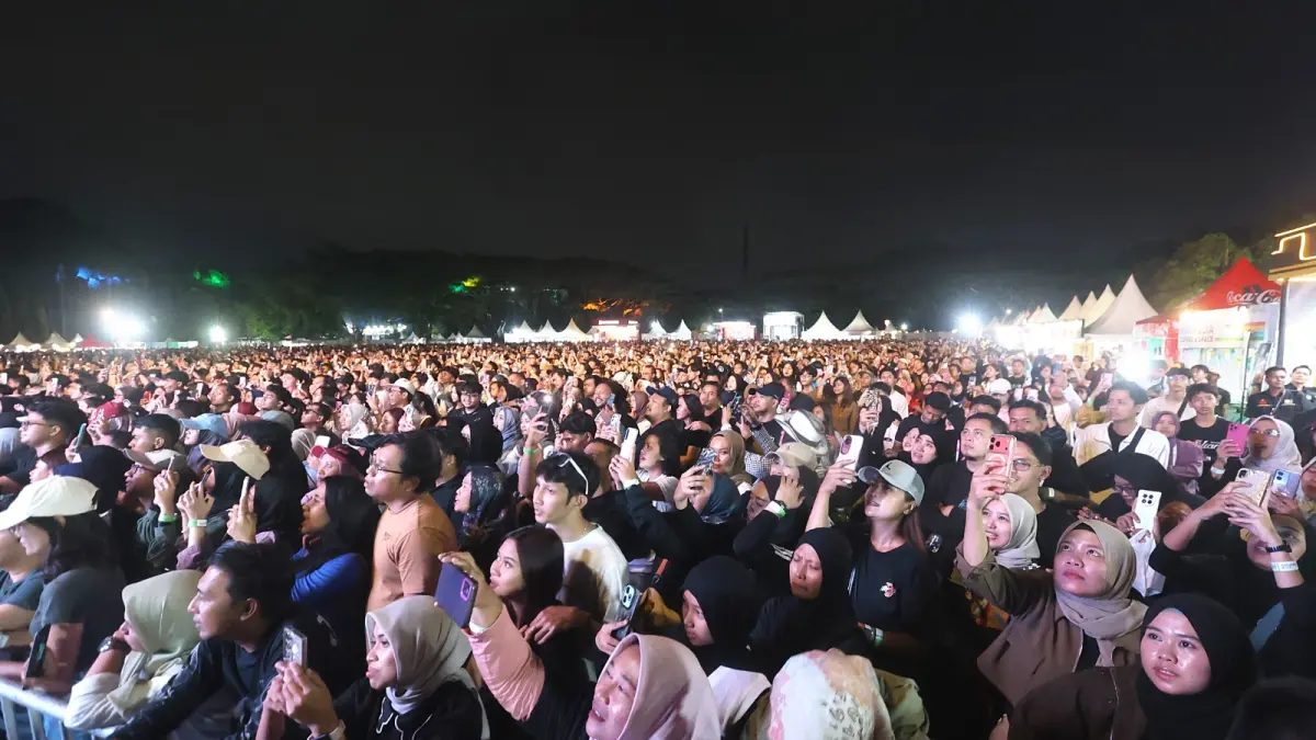Puluhan ribu pengunjung konser padati lapangan Rampal Malang (DARMONO/RADAR MALANG)
