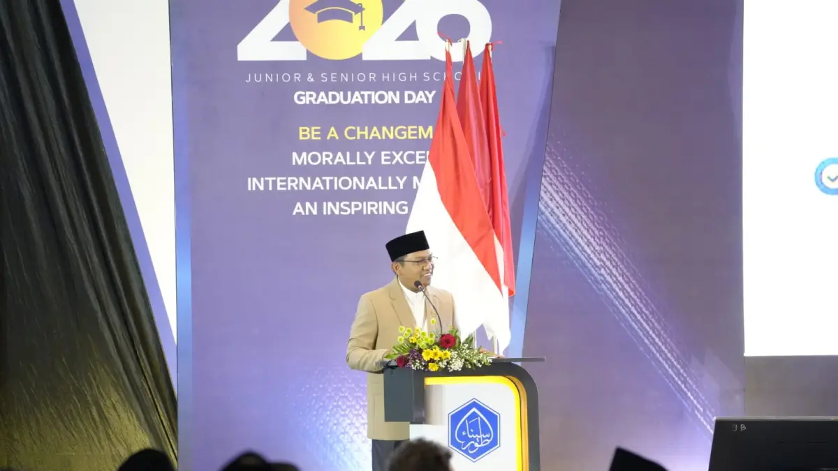 SAMBUTAN: CEO Thursina IIBS Ust. H. Nur Abidin menyampaikan sambutan pada Wisuda Angkatan 2026.