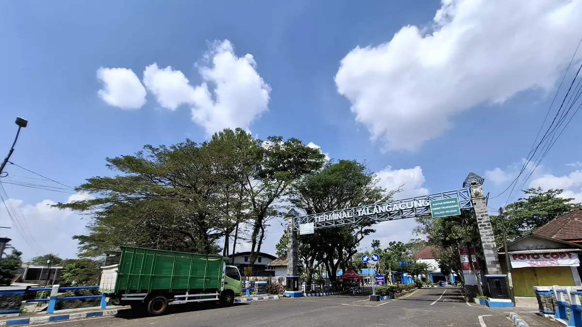 Sebuah truk hendak masuk ke Terminal Talangagung, Kepanjen, kemarin (21/6) siang. Dishub Kabupaten Malang dan Pemprov Jatim menyiapkan Terminal Talangagung menjadi titik akhir bus Trans Jatim Koridor II. (Biyan Mudzaky Hanindito/Radar Malang)