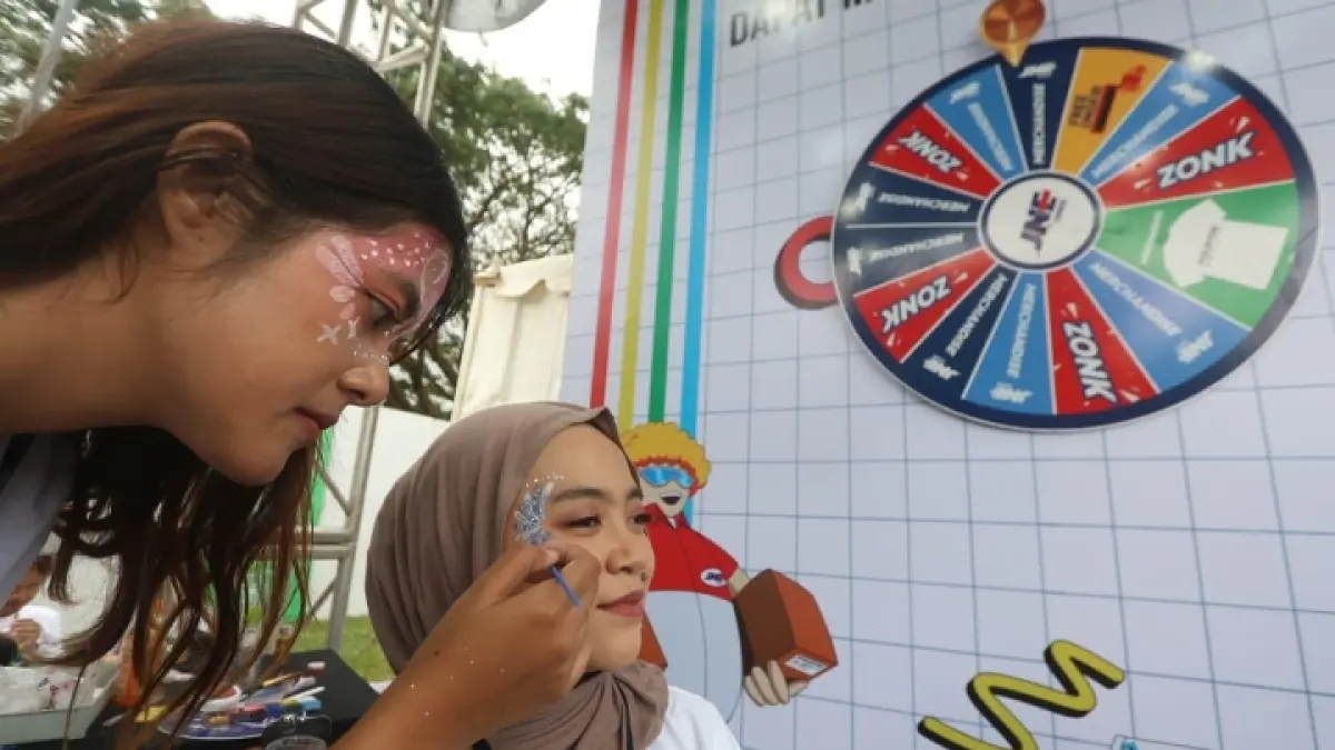 SEMARAK BERSAMA: Face painting di booth JNE dalam POLIPONI 2026 di Lapangan Rampal, Malang (20/6).