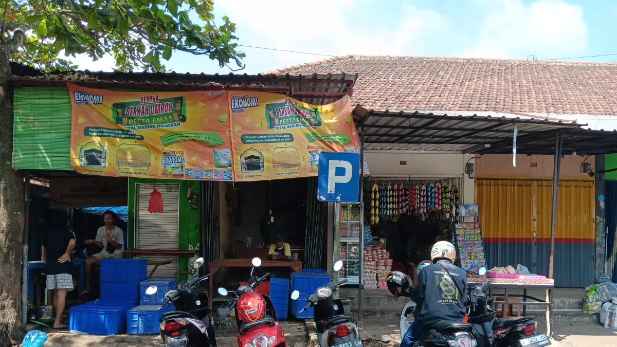 Sepeda motor milik pengunjung terparkir di area Pasar Karangploso kemarin siang (21/6). (Indah Mei Yunita/Radar Malang)