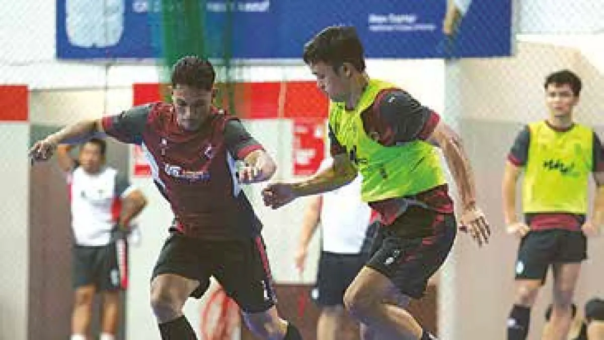 SIAP BANGKIT: G-vin Blandino Laik (kiri) berusaha melewati Anton Cahyo dalam sesi latihan di Unggul Sports Center, beberapa waktu lalu.