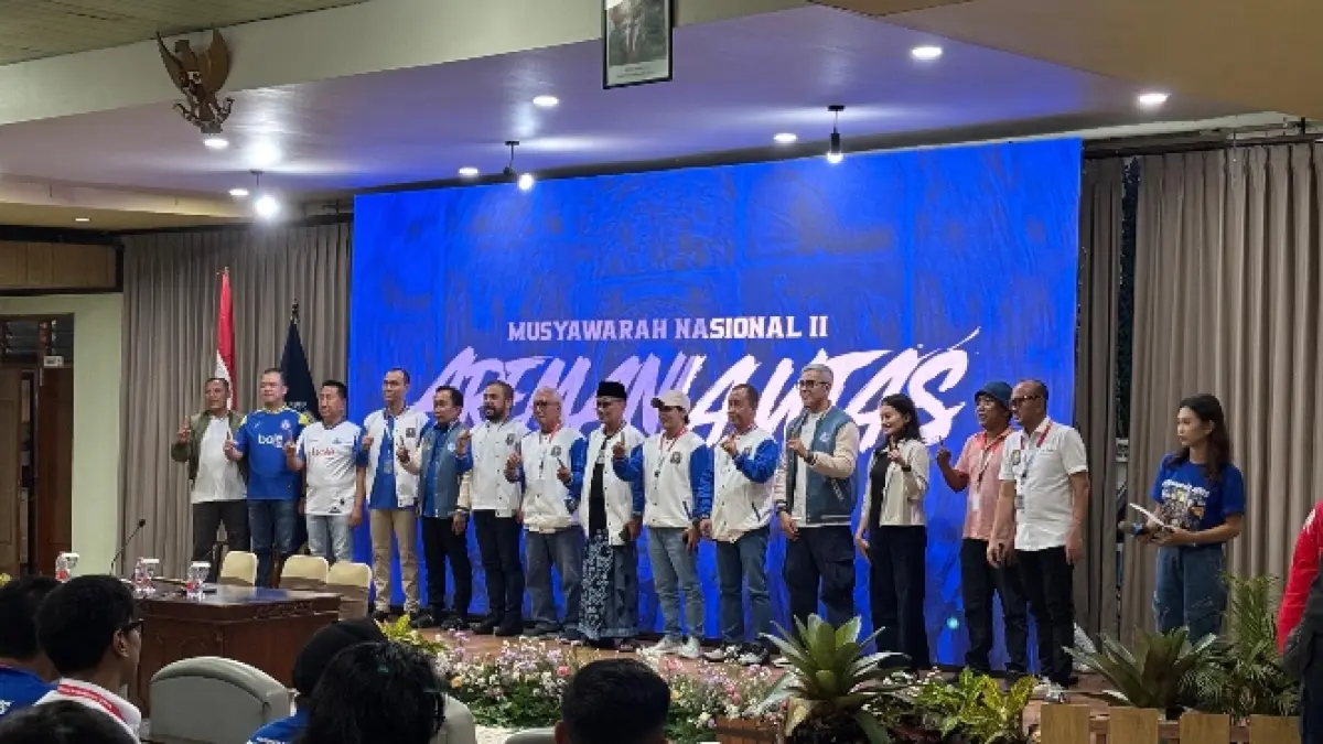 SIAP KOLABORASI: General Manager Arema FC Yusrinal Fitriandi bersama kandidat presidium, komite pemilihan, sesepuh, tokoh Aremania, jajaran Forkopimda Malang Raya dalam pembukaan Munas II Aremania Utas di Hotel Selecta, Kota Batu, Sabtu lalu (20/6).