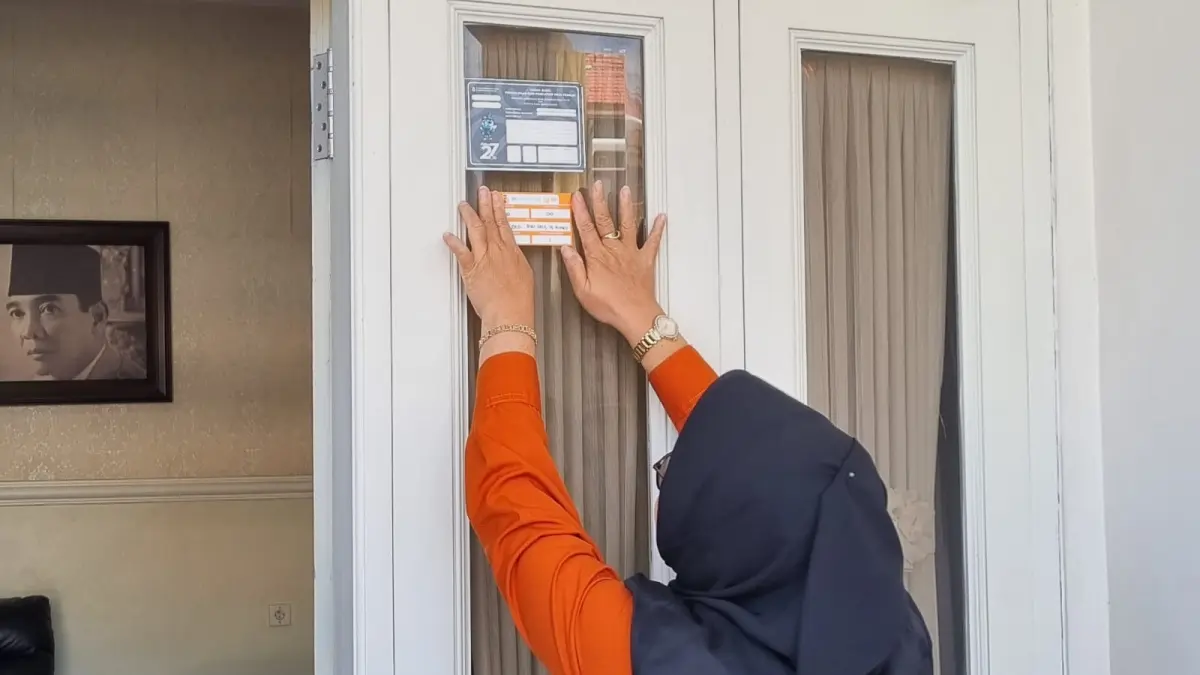 TELATEN: Petugas sensus saat menjalankan tugasnya.