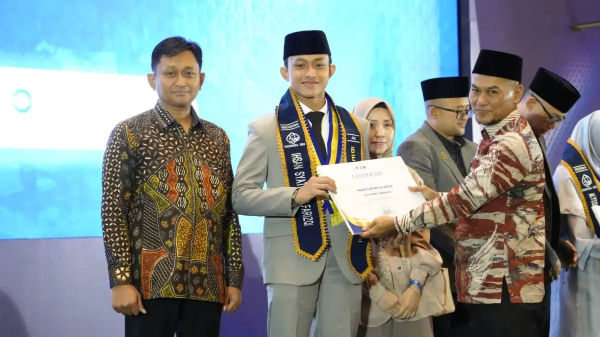 TERBAIK SMP: Ihsan Syathir Alfarizqi menerima penghargaan sebagai wisudawan terbaik SMP Thursina IIBS 2026.