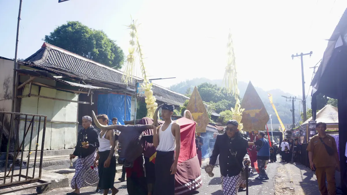50 Kontingen Meriahkan Ngarak Banteng Empu Supo di Songgoriti, Senin (22/6). (Rori Dinanda Bestari/Radar Malang)