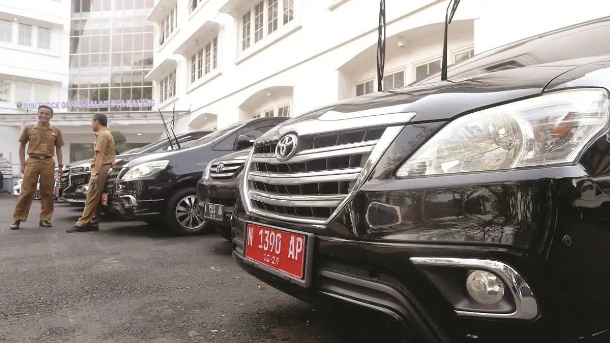 Deretan mobil dinas milik Pemkot Malang terparkir di halaman Mini Block Office kemarin (22/6) siang. (Darmono/Radar Malang)