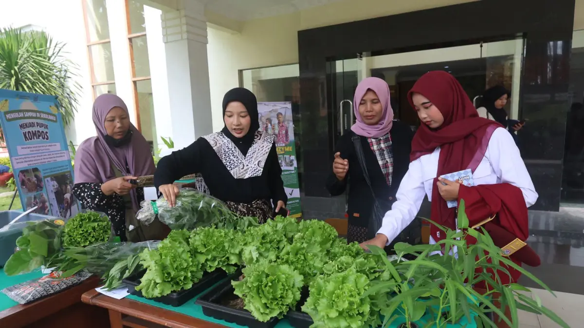 FOKUS PENJURUSAN: Hasil pertanian dari pelajar SRMA 22 Kota Malang turut dipamerkan dalam kegiatan bertajuk Jejak Karya Dharmaseta, Sabtu lalu (20/6). (Darmono/Radar Malang)