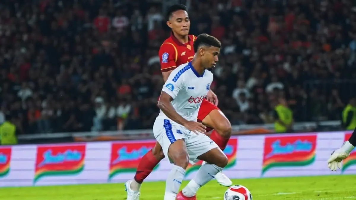 GESIT: Winger Arema FC Gabriel Silva (kiri) berusaha lepas dari kawalan pemain Persija Jakarta Rizky Ridho di Gelora Bung Karno, Jakarta, 8 Februari lalu.