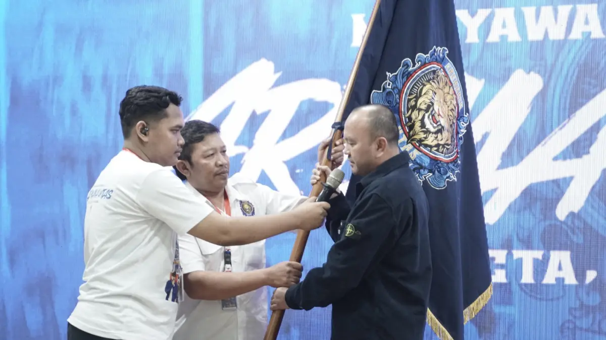 LANGSUNG BEKERJA: Koordinator Presidium Aremania Utas Ali Rifki (kanan) menyampaikan sumpah setelah kembali terpilih dalam Musyawarah Nasional Aremania II di Hotel Selecta, Minggu lalu (21/6).