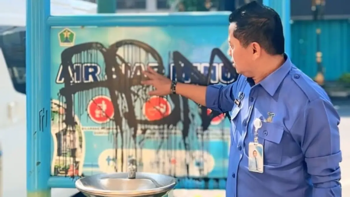 MENGGANGGU: Anjungan Air Siap Minum (ASM) yang berada di ruang publik Kota Malang yang jadi sasaran vandalisme.