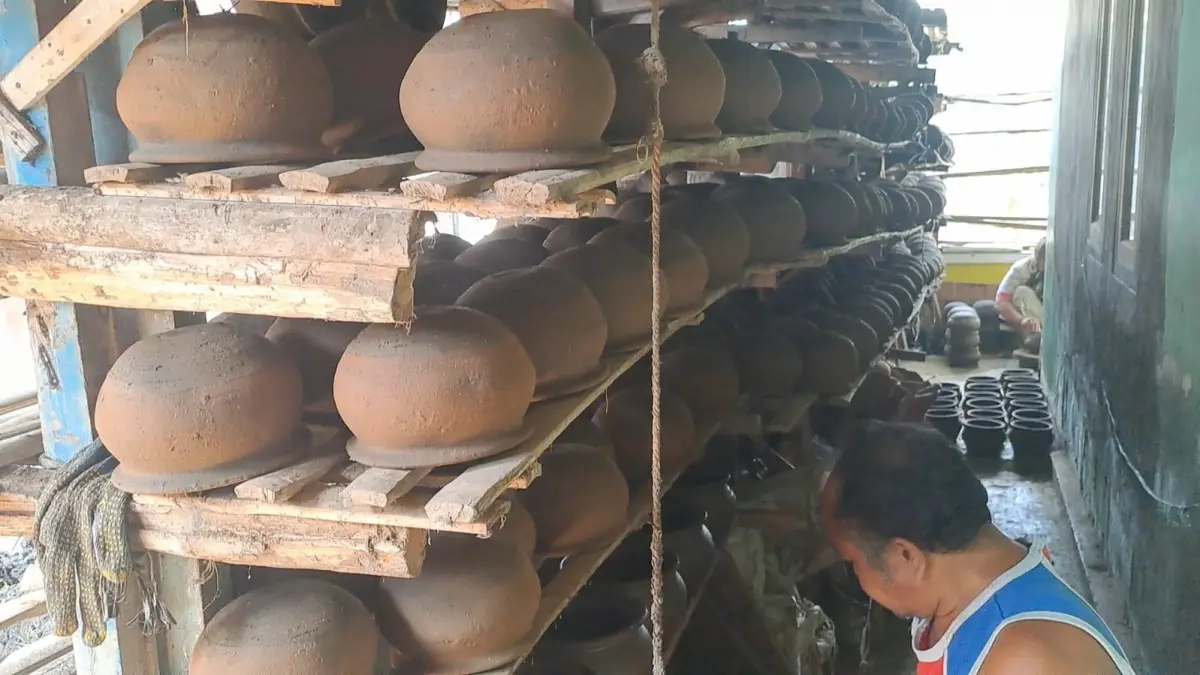 Perajin gerabah di Dusun Krajan, Desa Pagelaran, Kabupaten Malang (Indah Mei Yunita/Radar Kanjuruhan)