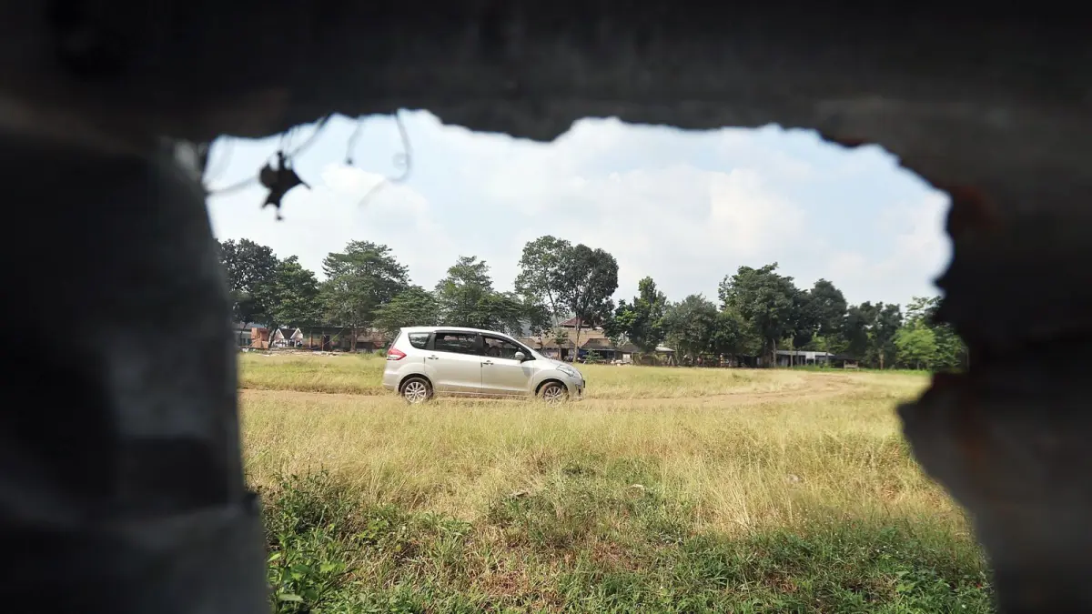 PILIH WAIT AND SEE: Ruang Terbuka Hijau (RTH) seperti di samping GOR Ken Arok bisa dimanfaatkan Pemkot Malang untuk kebutuhan warga. (Darmono/Radar Malang)