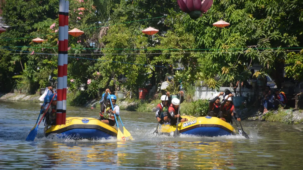 TAMPIL IMPRESIF: Tim Arung Jeram Kota Batu (kiri) bertanding dalam ajang Piala Wali Kota Surabaya di Sungai Kalimas Taman Arseboyo, Kota Surabaya, beberapa waktu lalu.