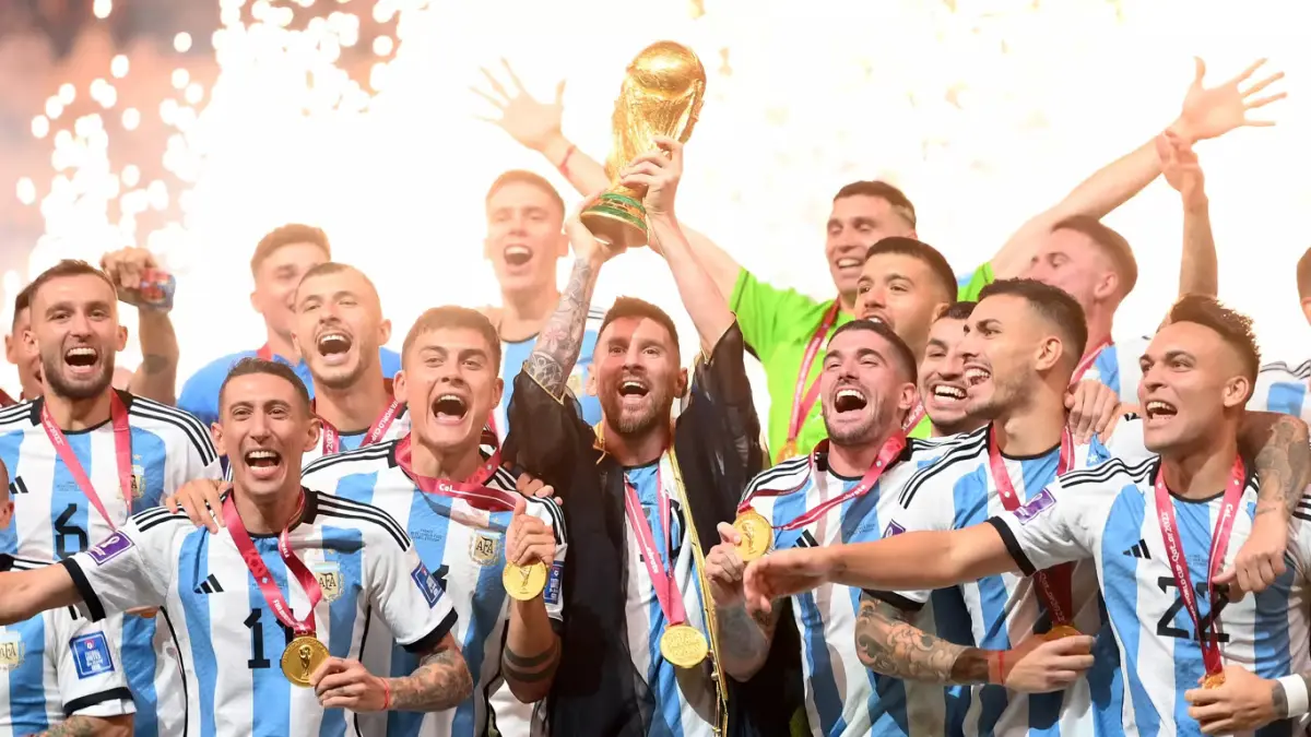 TIMNAS ARGENTINA: Mengangkat Trofi Piala Dunia 2022 Qatar (Sumber: FIFA).