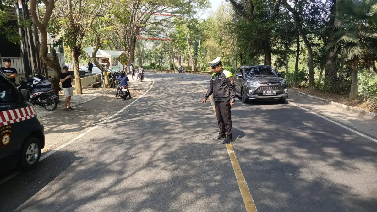 TKP: Polisi mendatangi lokasi kecelakaan di Kepanjen.