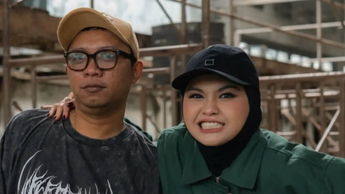Wahyu Taufani Prialangga bersama Salma Salsabil ketika mengagrap MV Hatchu pada Maret lalu. (Wahyu Taufani Prialangga for Radar Malang)