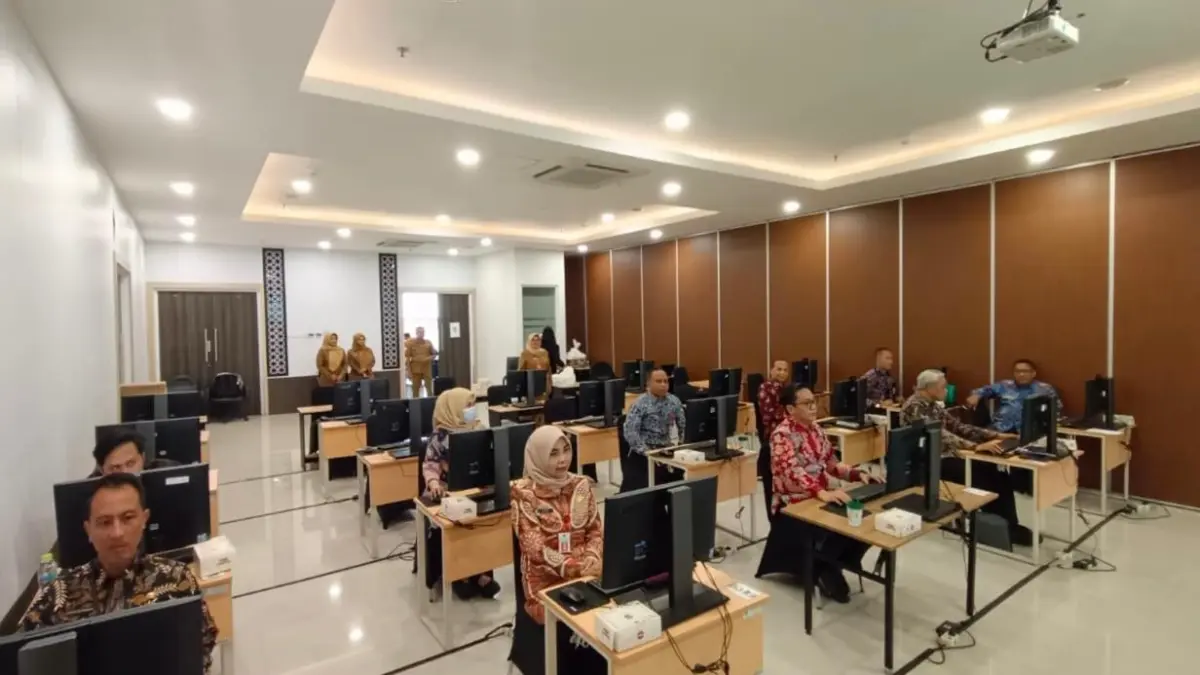 10 pejabat eselon II Pemkot Batu menjalani uji kompetensi di BKD Jatim. (Istimewa)