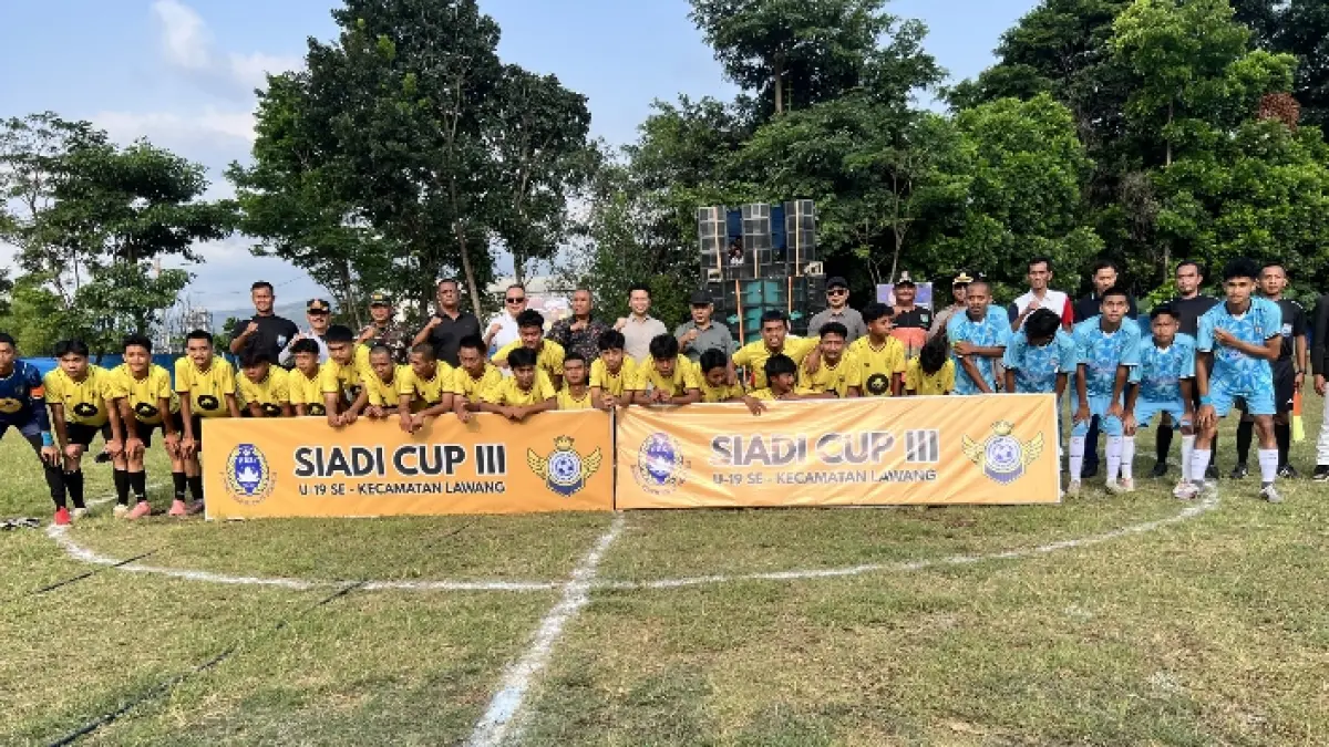 KOMPAK: Siadi SH bersama peserta turnamen Siadi Cup III U-19