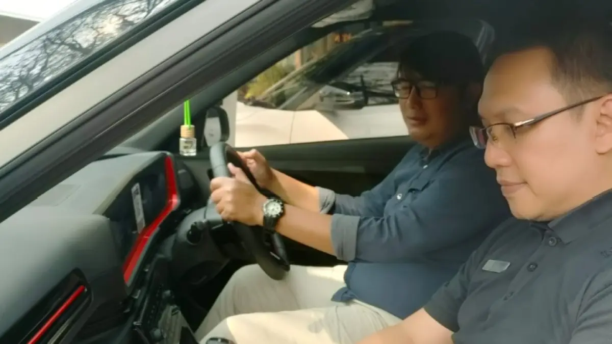 MANTAP: Pengunjung diberi kesempatan menjajal sensasi berkendara dengan Hyundai Creta.