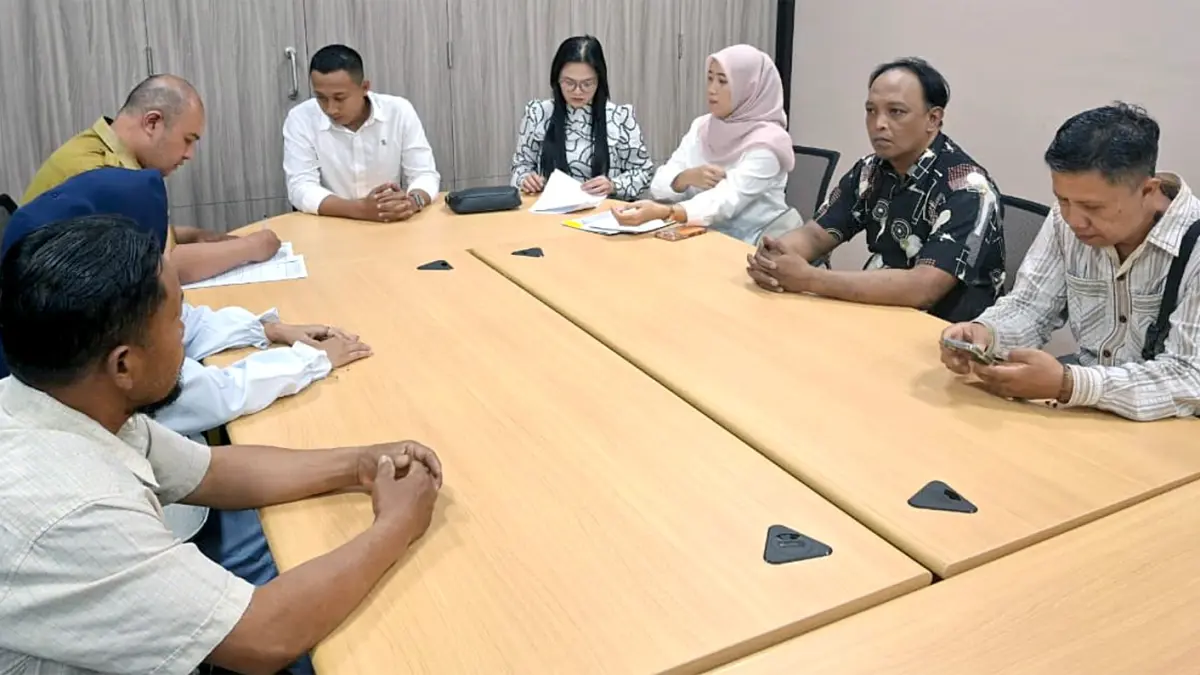 MEDIASI: DPMPTSP Kota Malang melakukan mediasi terakhir dengan mantan pekerja EMBA Jeans pada Senin lalu (22/6). (Nabila Amelia/Radar Malang)