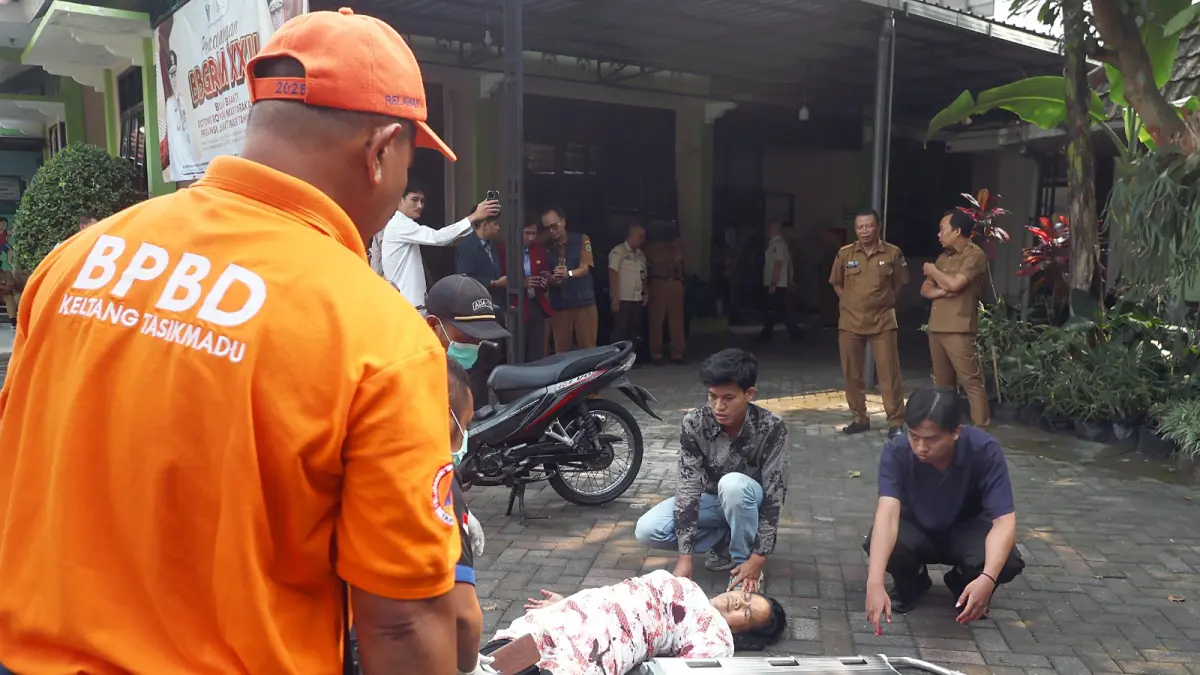 OPTIMISTIS MENANG: Praktik kesiapsiagaan ditunjukkan tim dari Kelurahan Tasikmadu dalam penilaian lomba desa dan kelurahan tingkat Jatim, kemarin. (Darmono/Radar Malang)