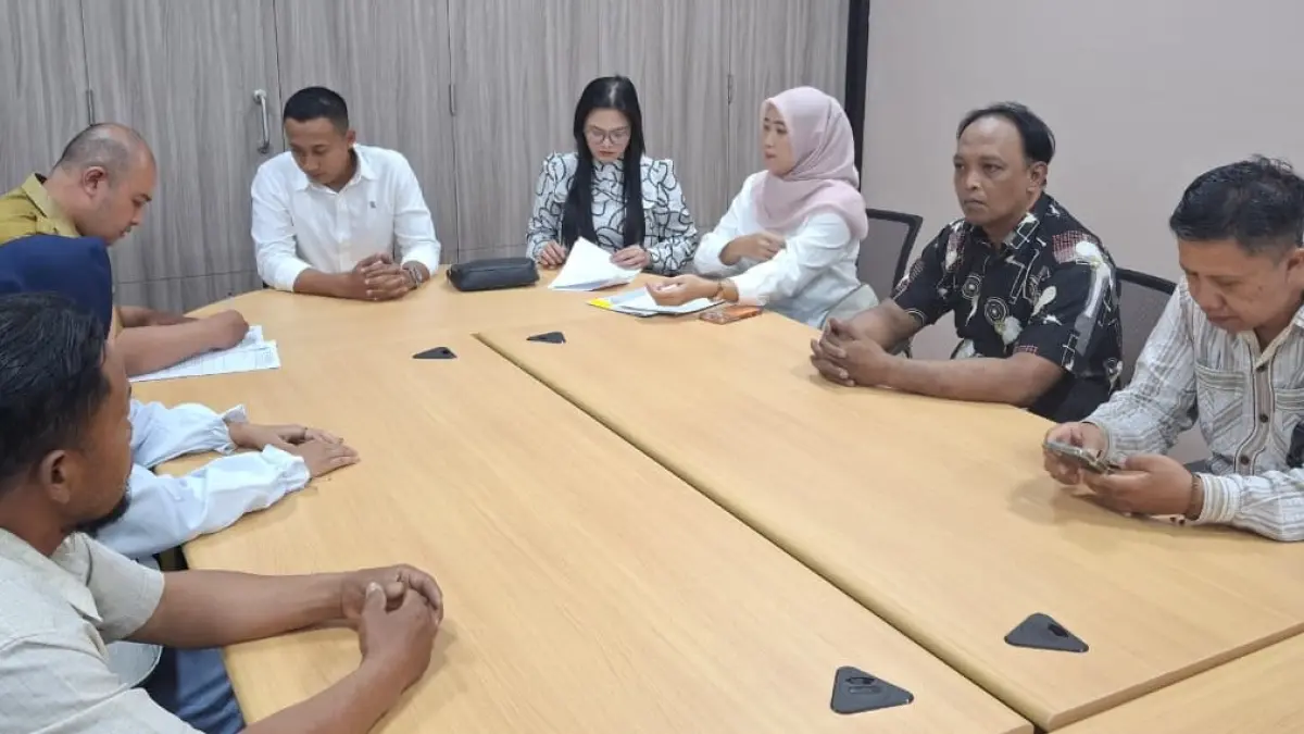 Pertemuan eks pekerja EMBA Jeans dengan Disnaker-PMPTSP Kota Malang, Senin (22/6). (Nabila Amelia/Radar Malang)