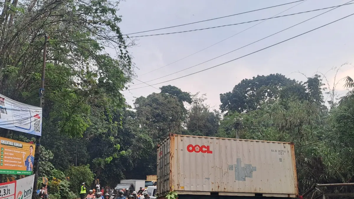Sebuah truk kontainer mengalami kecelakaan hingga menabrak pagar pembatas jembatan Jalan Raya Tambakrejo, Kendalpayak, Pakisaji, Senin (22/6). (Istimewa)