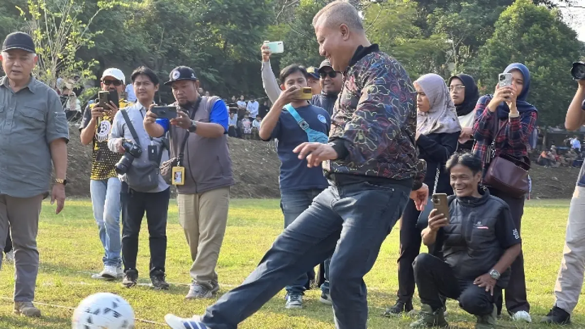 SEMANGAT: Inisiator sekaligus anggota DPRD Jatim asal Fraksi Golkar Siadi SH menendang bola sebagai tanda dibukanya turnamen Siadi Cup III U-19 di Lapangan Kalisurak, Kecamatan Lawang, Sabtu lalu (21/6).