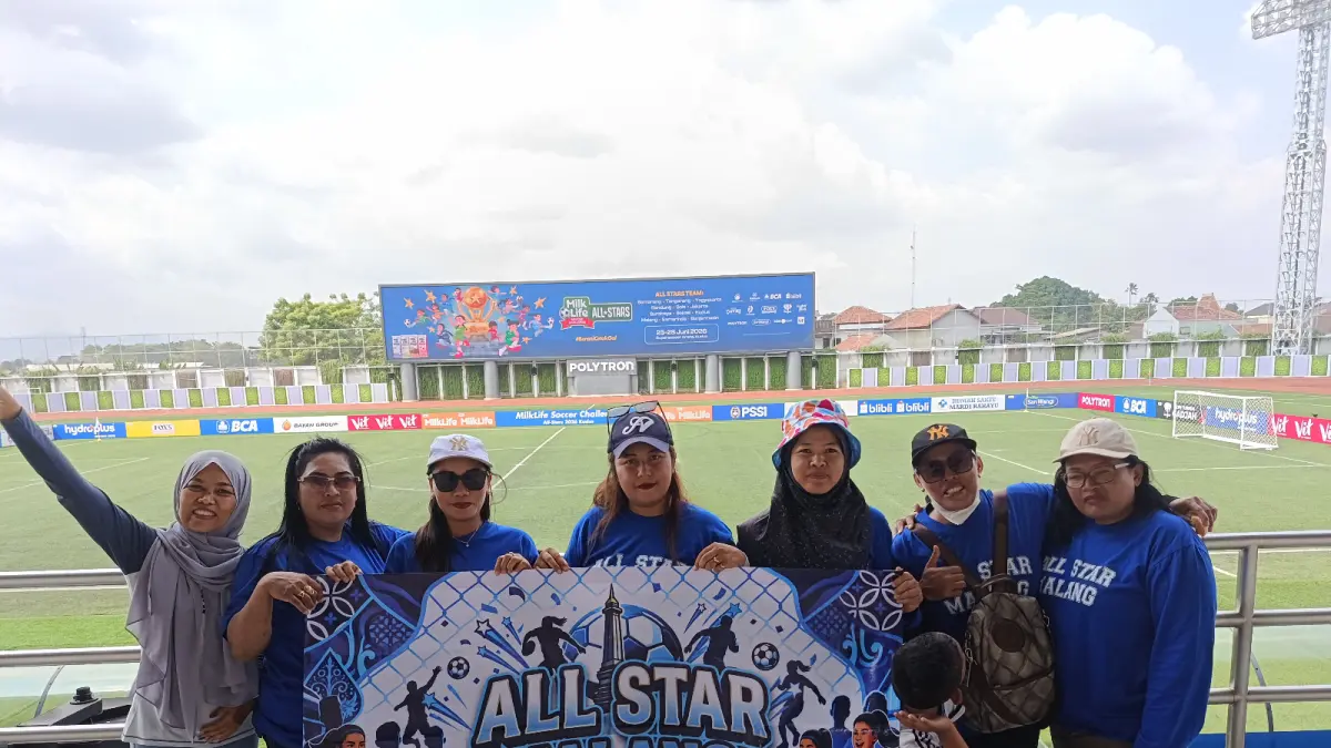 SUPPORT PENUH: Para Ibu pemain MilkLife Soccer Challenge All-Stars Malang mendukung langsung putrinya di Supersoccer Arena, Kudus, kemarin. 