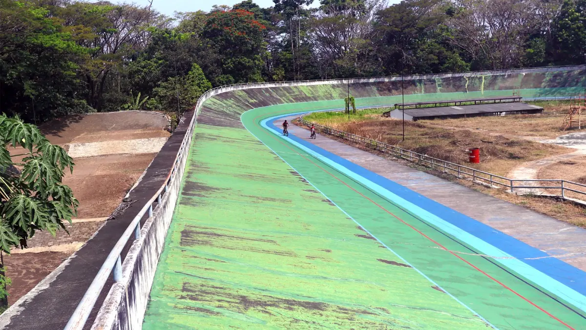 TAK DIBIARKAN MANGKRAK: Pengelolaan Velodrome bakal diperjelas lewat perjanjian kerja sama (PKS) yang hendak diteken Pemprov Jatim dan Pemkot Malang, beberapa waktu ke depan. (Darmono/Radar Malang)