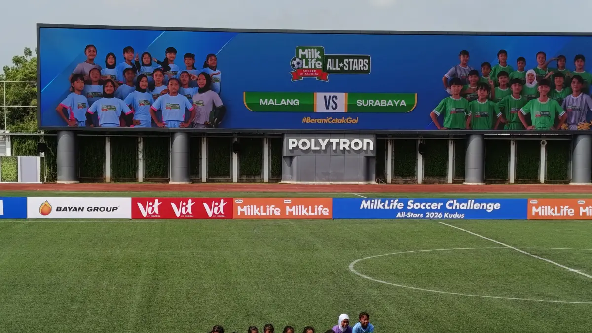 TETAP TERMOTIVASI: Tim MilkLife Soccer Challenge (MLSC) All-Stars Malang berfoto bersama sebelum menjalani pertandingan perdana melawan Surabaya di Supersoccer Arena, Kudus, kemarin. (Foto: Galih R Prasetyo/Radar Malang)