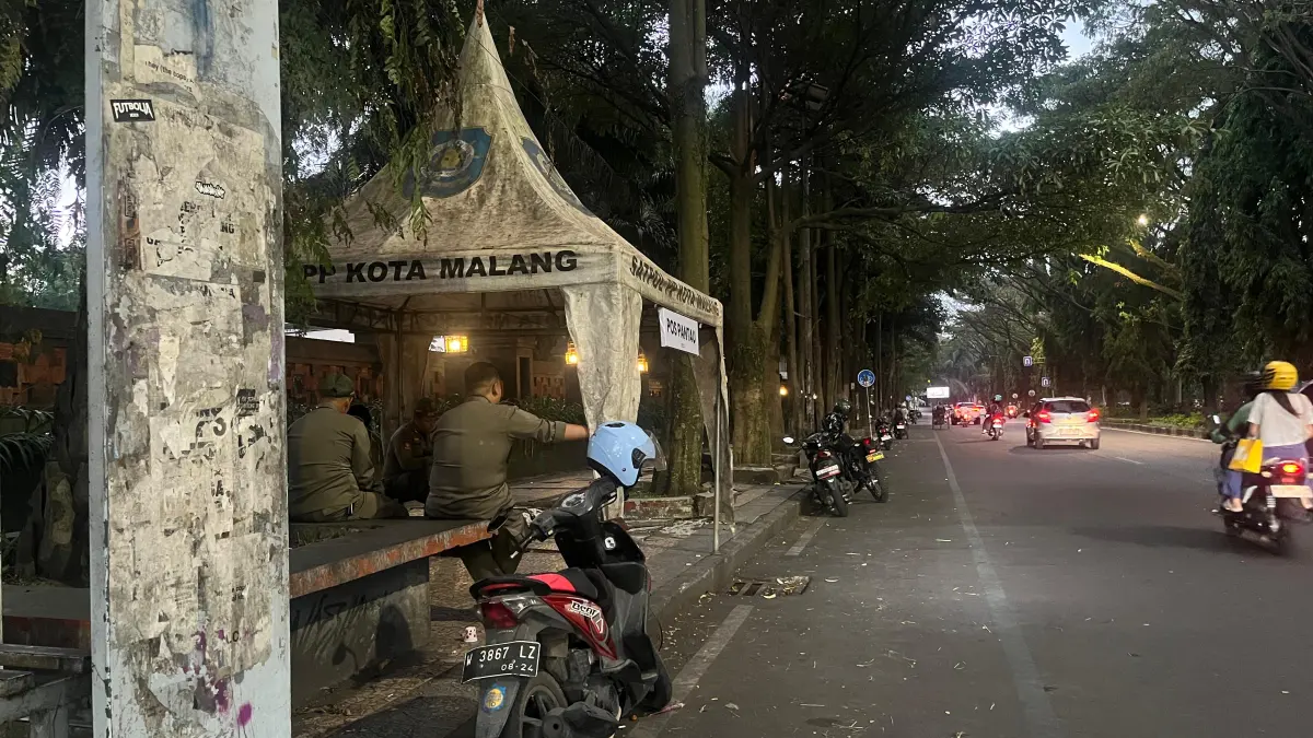 Aktivitas pedagang kaki lima (PKL) liar di Jalan Veteran, Kota Malang, berhenti sejak Satpol PP Kota Malang mendirikan dua pos pantau. (Nahdiatul Affandiah/Radar Malang)