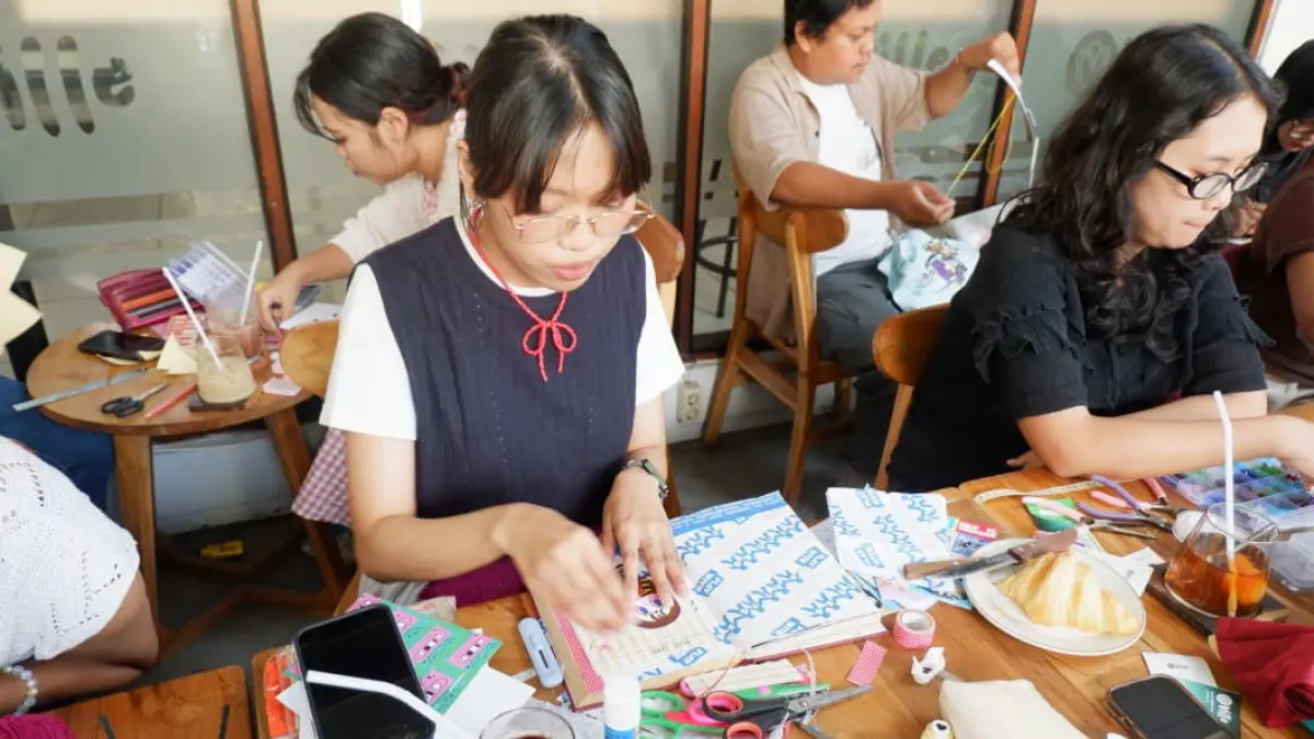 Anggota komunitas Kaliko melakukan crafting di di Kafe Ville, Dinoyo, beberapa waktu lalu. (Dokumen Komunitas Kaliko)