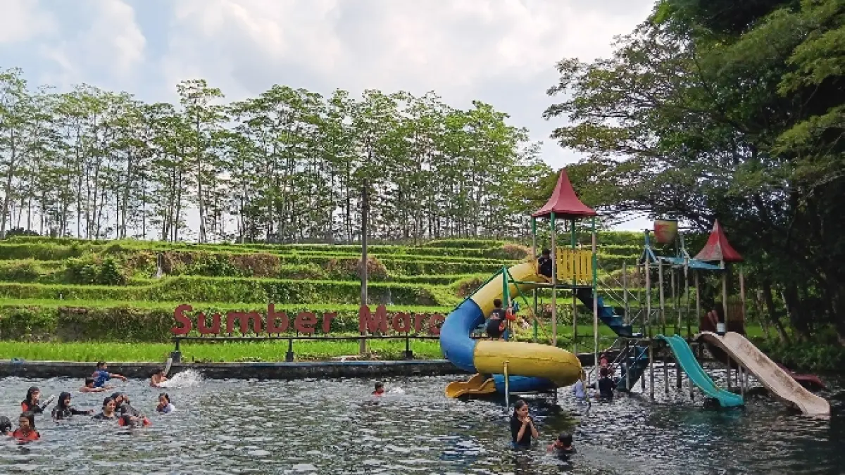 ASYIK: Arena wahana bermain air di Sumber Maron Malang.