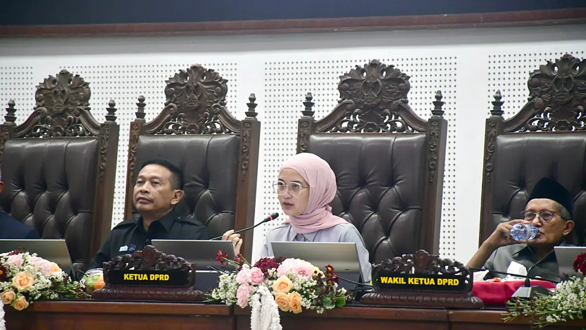 BAKAL DICERMATI LAGI: Wali Kota Malang Wahyu Hidayat (kiri) dan Ketua DPRD Kota Malang Amithya Ratnanggani Siraduhitta memimpin jalannya rapat paripurna, kemarin. (Humas DPRD Kota Malang For Radar Malang)