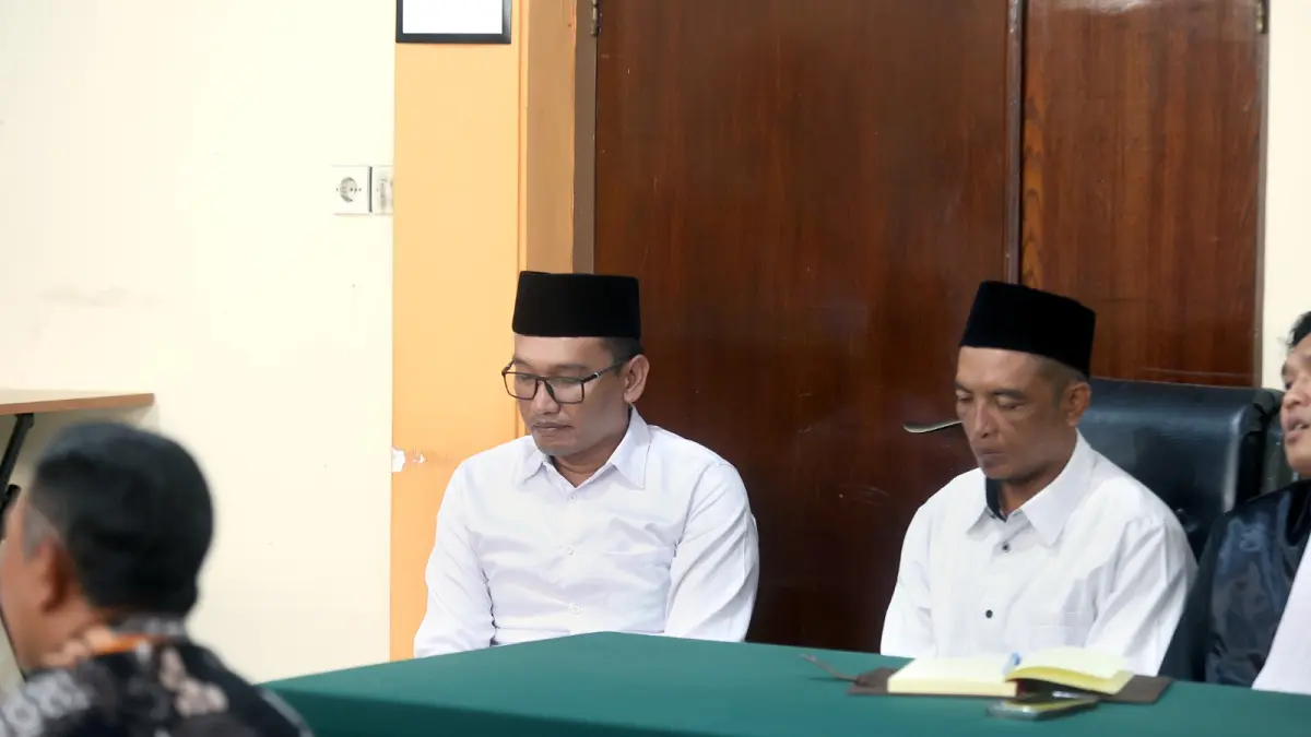 BUNUH ADIK IPAR: Agus Muhamad Saleman (kiri) dan Suyitno ikut mendengar keterangan dari sejumlah saksi dalam sidang lanjutan di PN Malang, kemarin. (Darmono/Radar Malang)