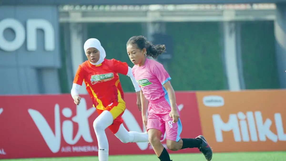 CETAK GOL: Guest Star Tim MLSC All-Stars Malang Garneta F. Imelda (kanan) menerobos pertahanan Tim MLSC All-Stars Jakarta dalam laga di Supersoccer Arena, Kudus, kemarin