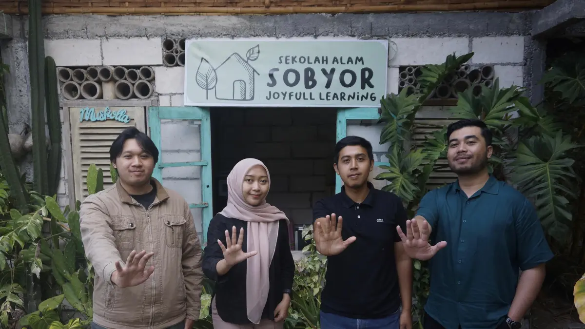 Luhur Suseno (dua dari kanan) berpose dengan relawan dan pengajar di Sekolah Alam Sobyor, Dusun Kekep, Desa Tulungrejo, Kecamatan Bumiaji. (Rori Dinanda Bestari/Radar Malang)
