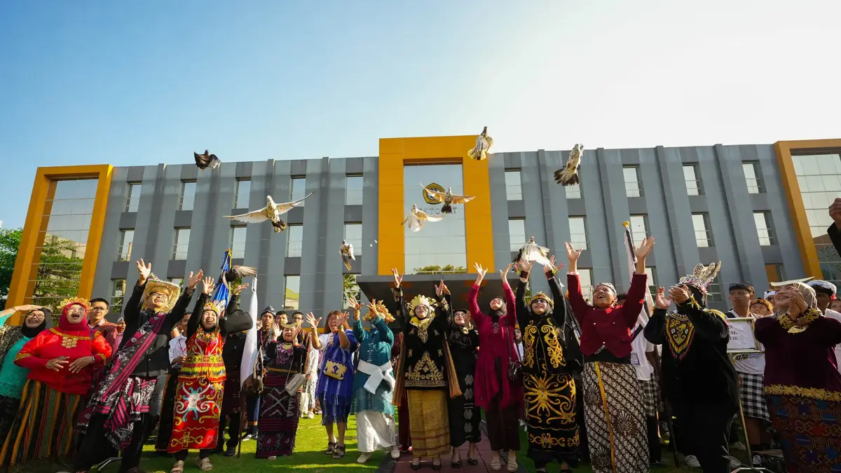 Mahasiswa baru UNMER merayakan hari keberagaman Indonesia 2025 (Sumber: Biro Kemahasiswaan dan Alumni)