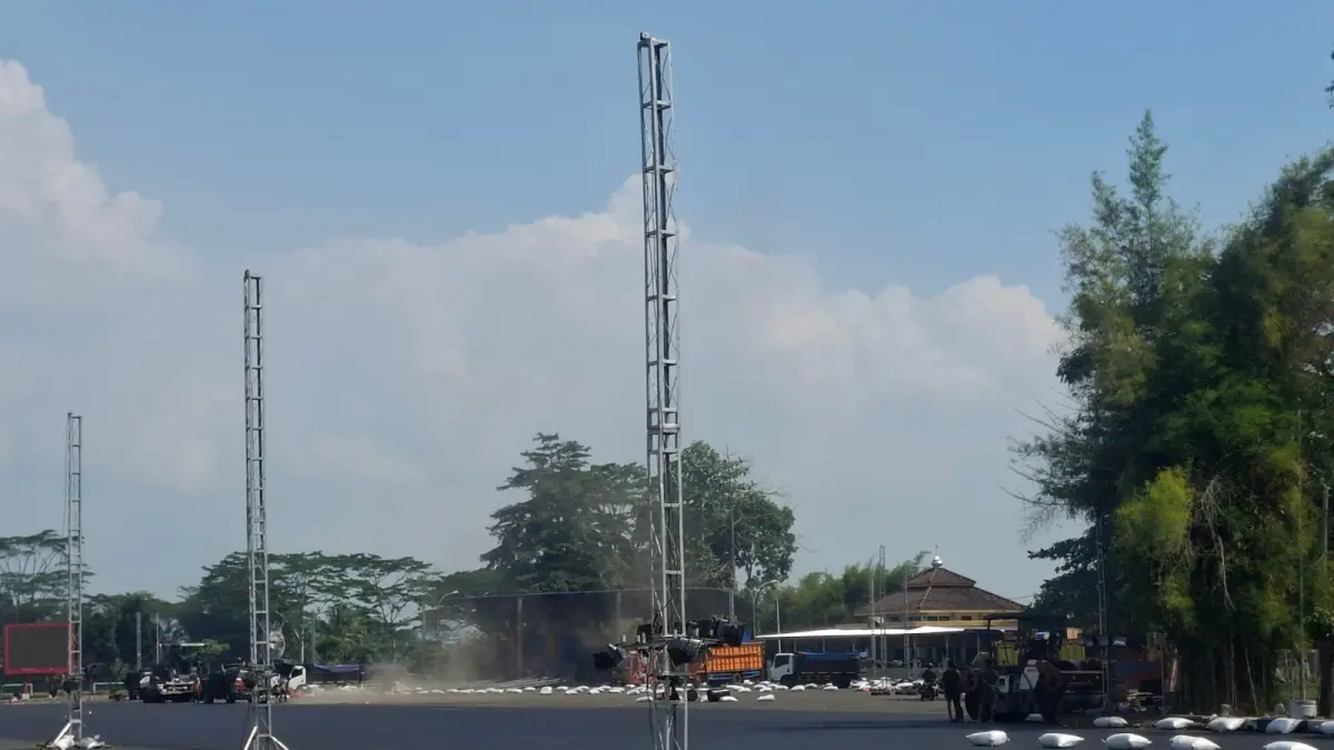 Pengaspalan area Stadion Kanjuruhan Malang (BIYAN MUDZAKY HANINDITO/RADAR MALANG)