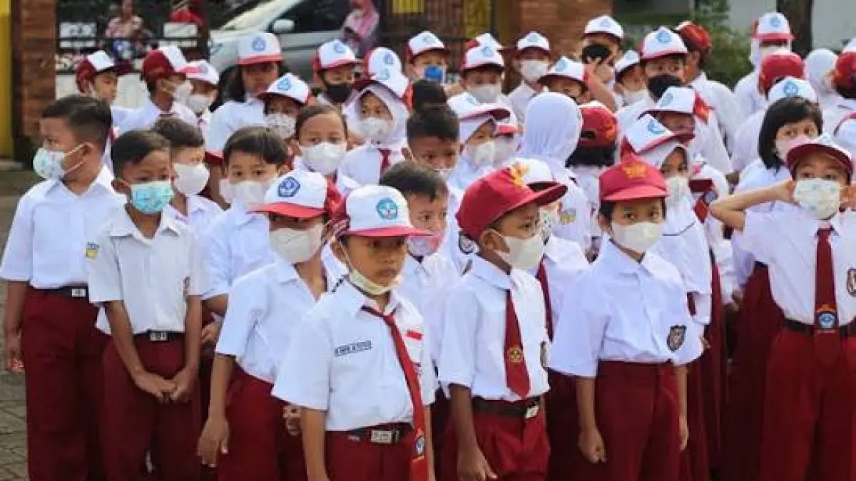 Siswa SD yang sedang berbaris di lapangan sekolah (Sumber: SDN Srondolwetan 01 - Pemerintah Kota Semarang)