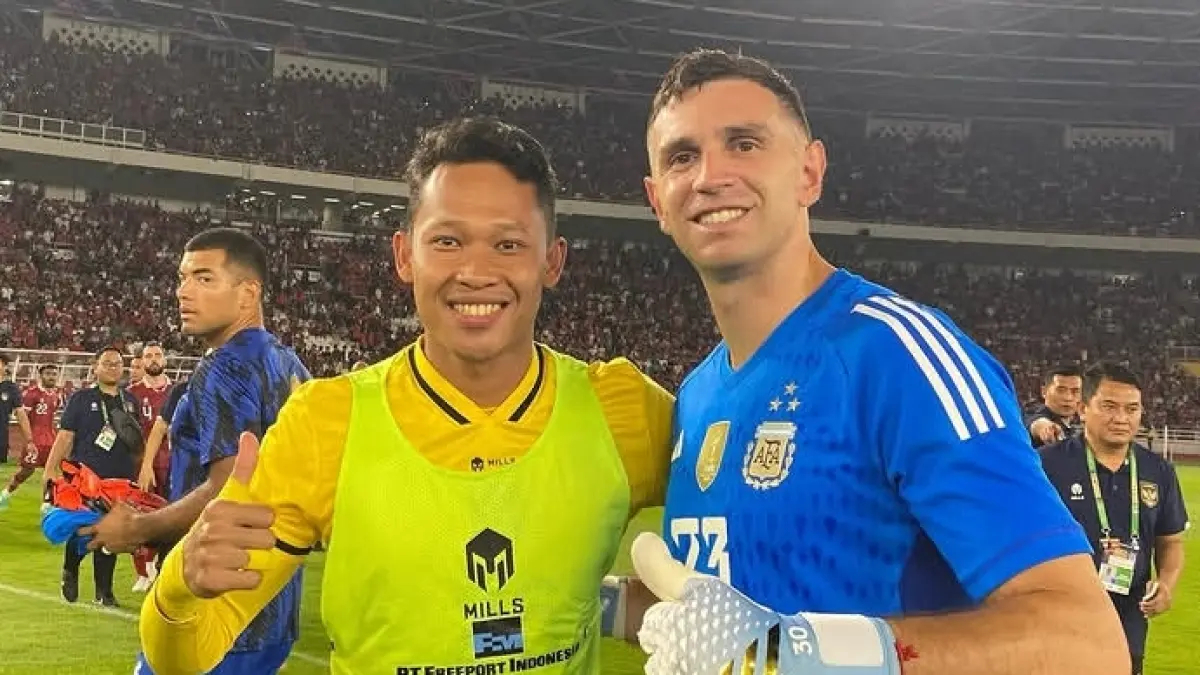 Syahrul Trisna foto bersama kiper timnas Argentina Emi Martinez di Stadion Utama Gelora Bung Karno pada 2023 lalu. (Dokumen Syahrul Trisna)