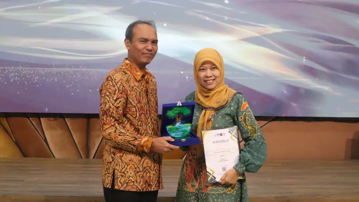 TERBAIK: Perwakilan FKG UB saat menerima penghargaan sebagai Juara 1 Gender Equality.