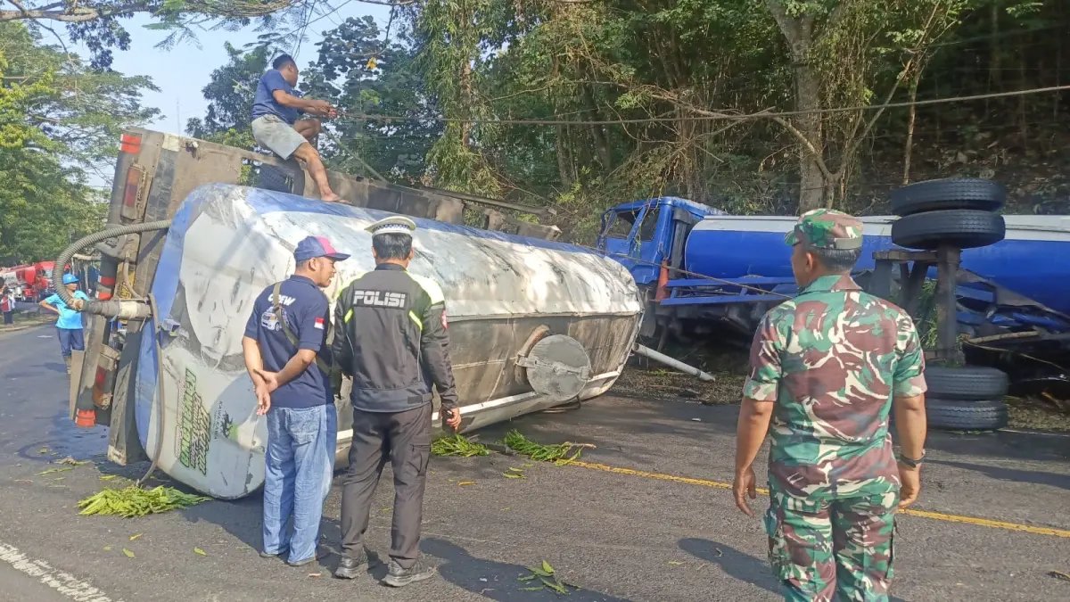 Truk tangki bermuatan tetes tebu terguling di Jalan Raya Karangkates Malang