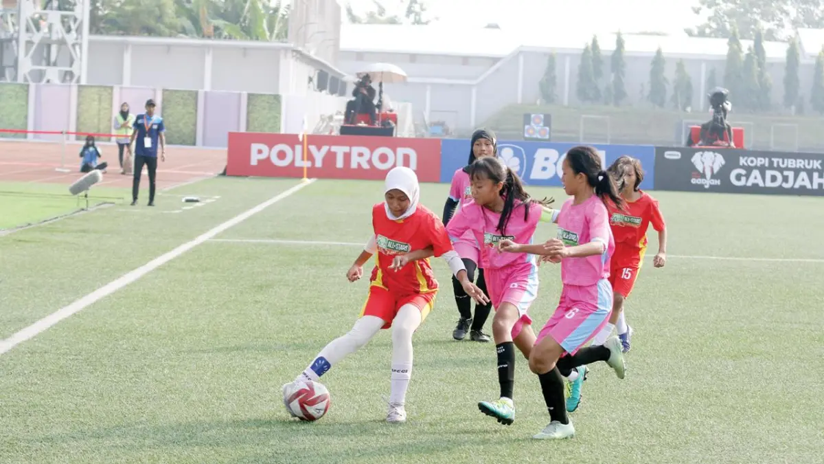 USUNG MISI BANGKIT: Dua pemain Tim All-Stars Malang Ananda N.D Berlian dan Auwie K. Ramadhani melakukan pressing ke pemain Tim All-Stars Jakarta dalam laga MLSC All-Stars 2026 di Supersoccer Arena, Kudus, kemarin.